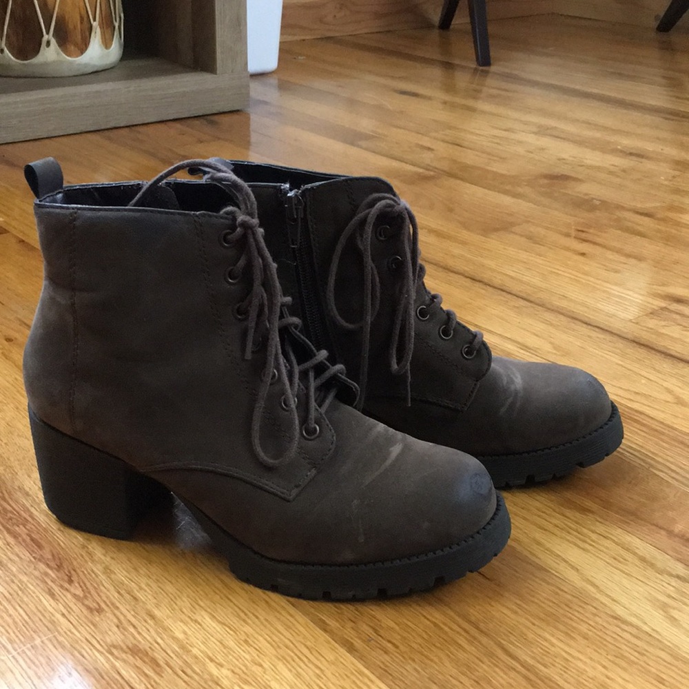 Tilly’s size 7 low heel boot